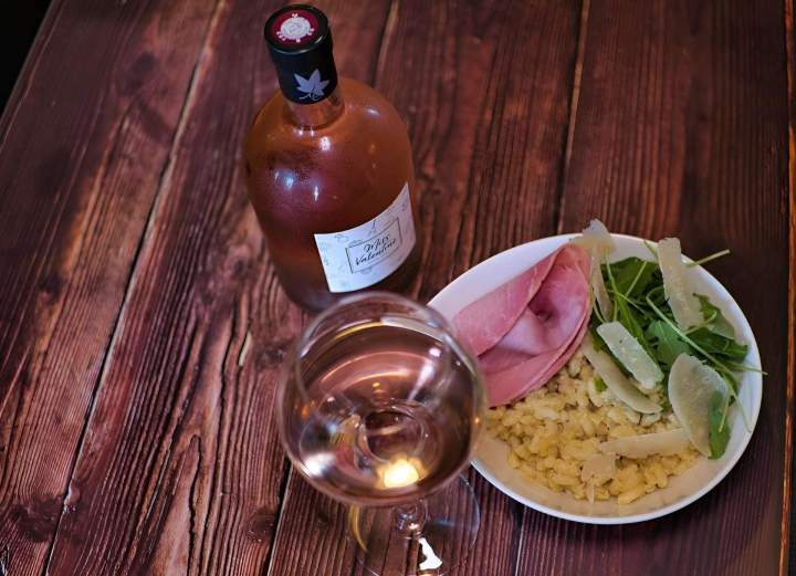 Vin raffiné avec repas savoureux Danjoutin